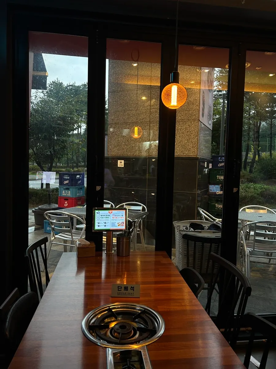 통창으로 밝은 쭈박사 마곡점 매장 내부