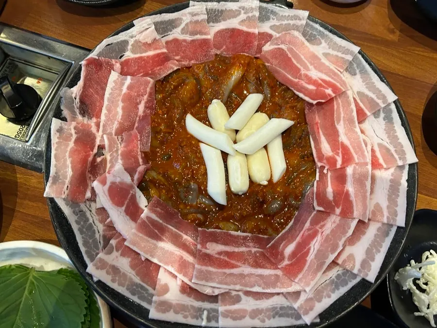 철판에 올려진 쭈삼겹 3인분