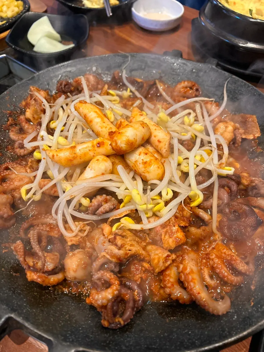 콩나물을 얹어 완성된 쭈꾸미삼겹살