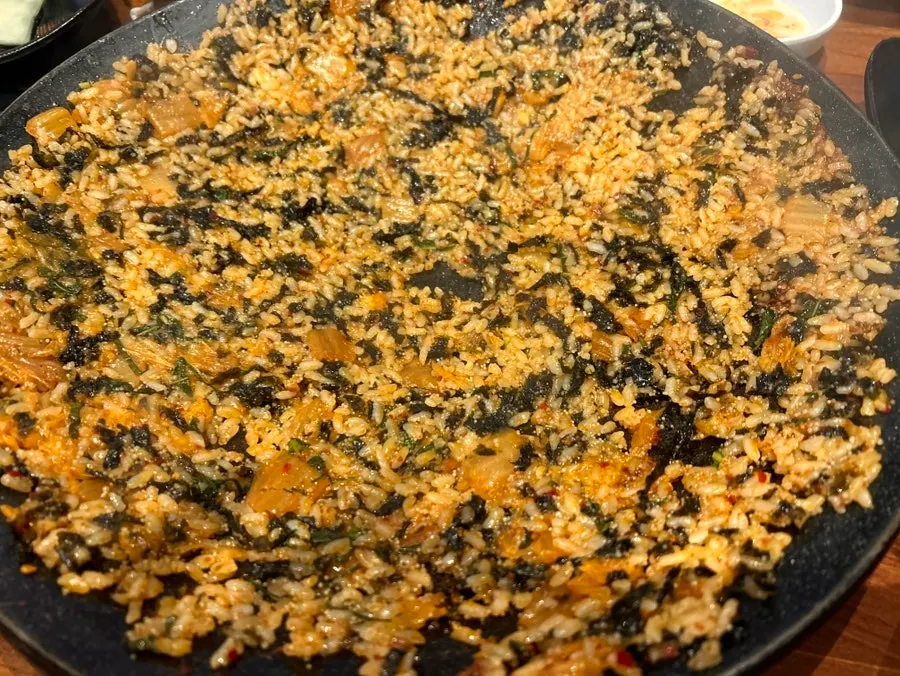철판에 볶은 날치알볶음밥