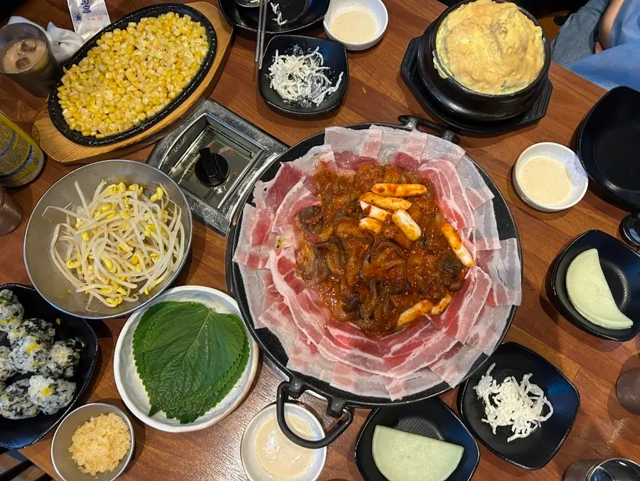 매콤한 쭈꾸미삼겹살 한 접시