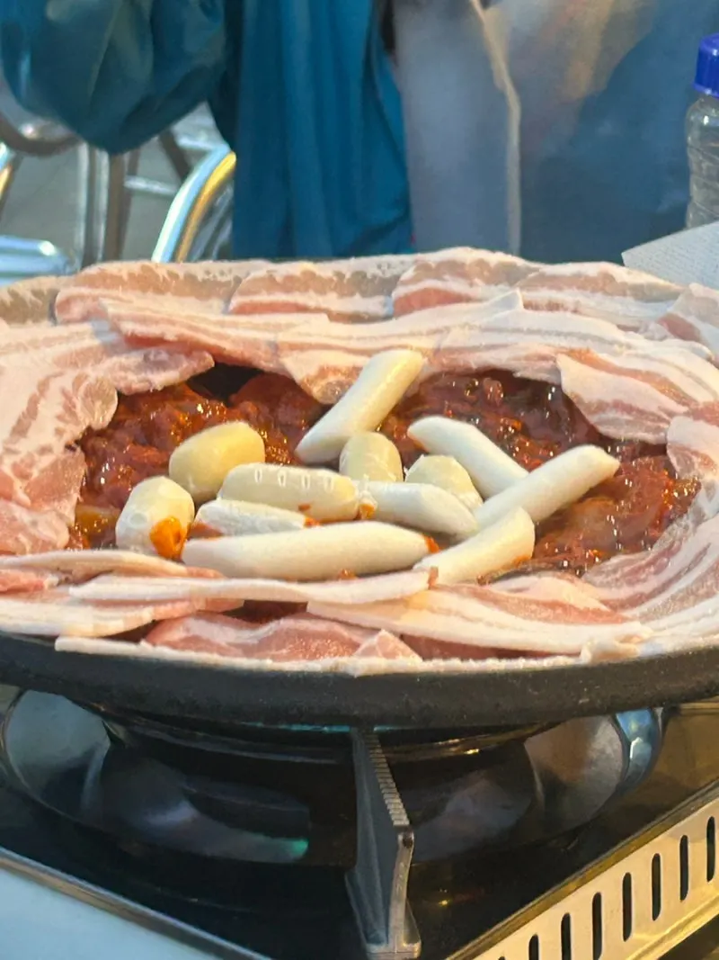 쭈박사 마곡점 메뉴판과 철판 쭈삼겹 세트 구성