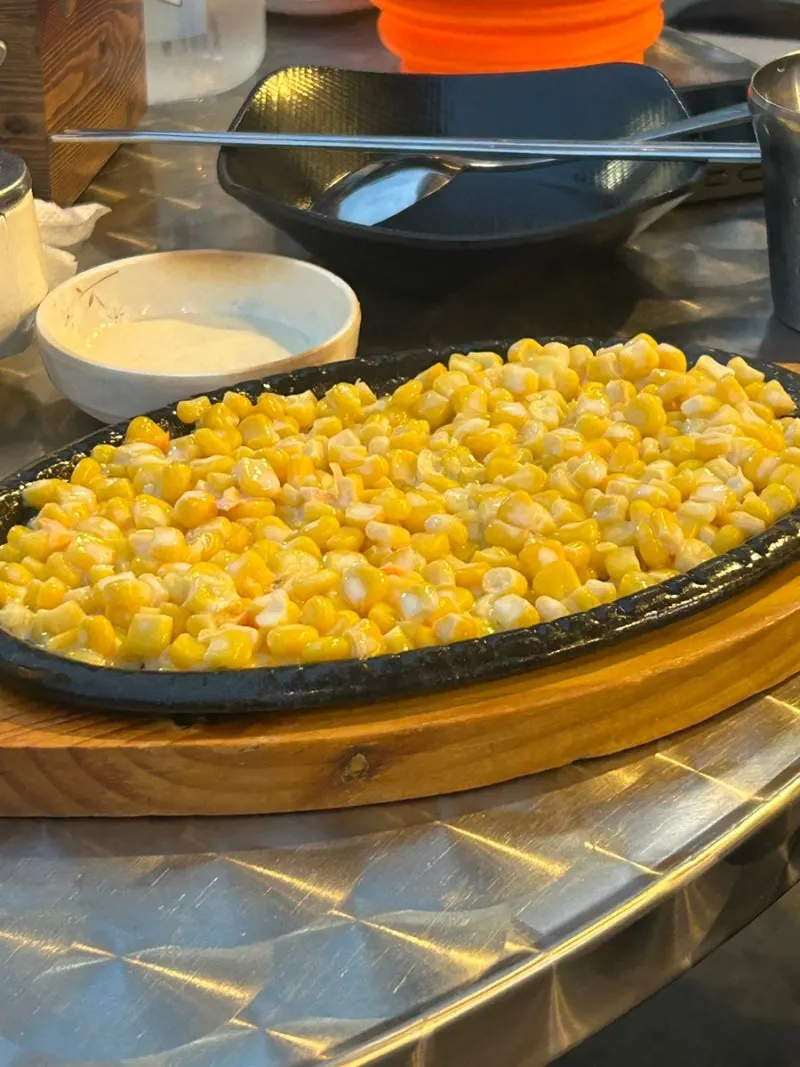철판에 지글지글 끓는 기본 콘치즈