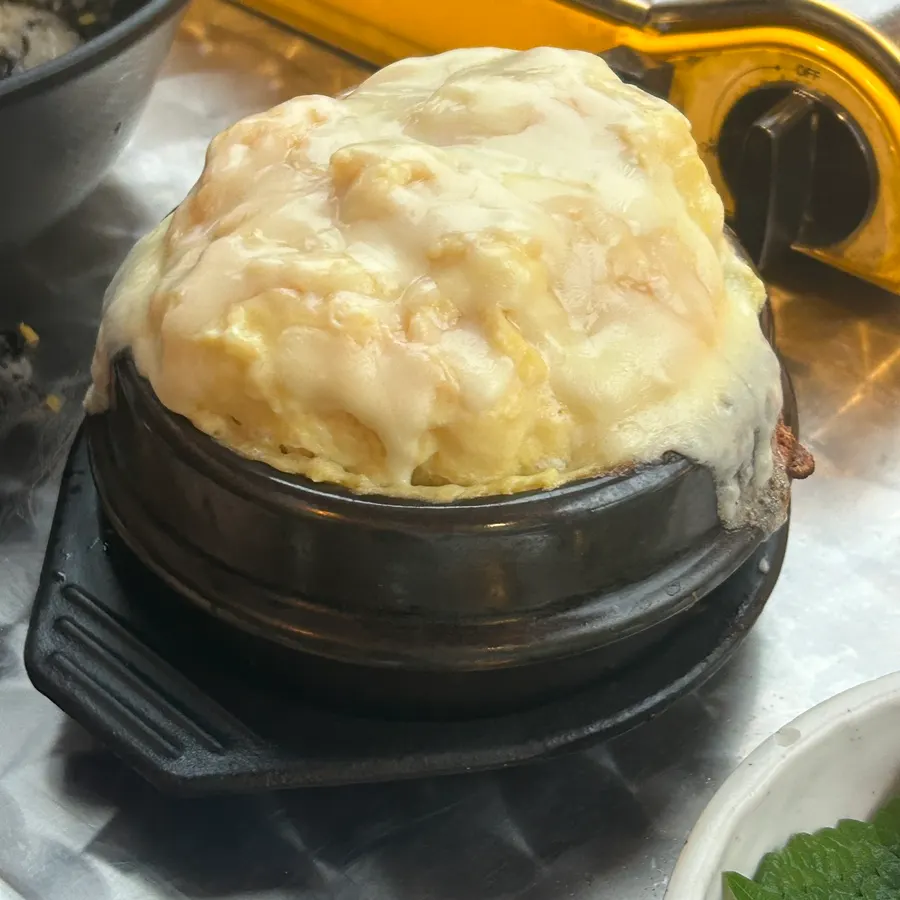 치즈가 듬뿍 올라간 뚝배기 치즈 달걀찜
