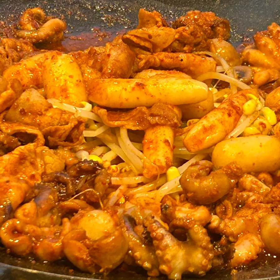 삼겹살과 쭈꾸미, 치즈떡이 가득한 큼직한 철판