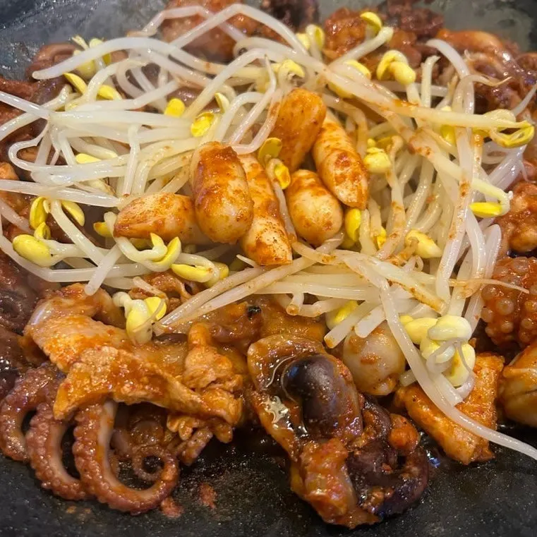 콩나물까지 함께 볶아주는 철판 쭈삼겹