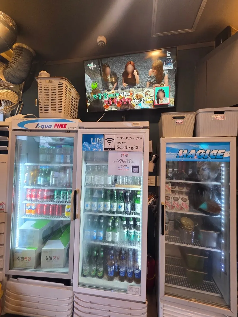 철판 테이블이 놓인 쭈박사 마곡점 실내