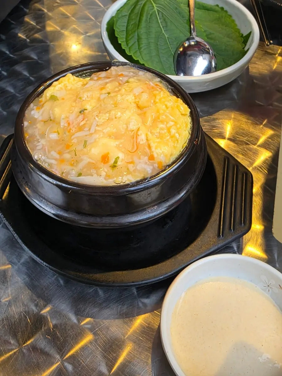 깻잎과 무쌈이 포함된 쭈박사 기본찬