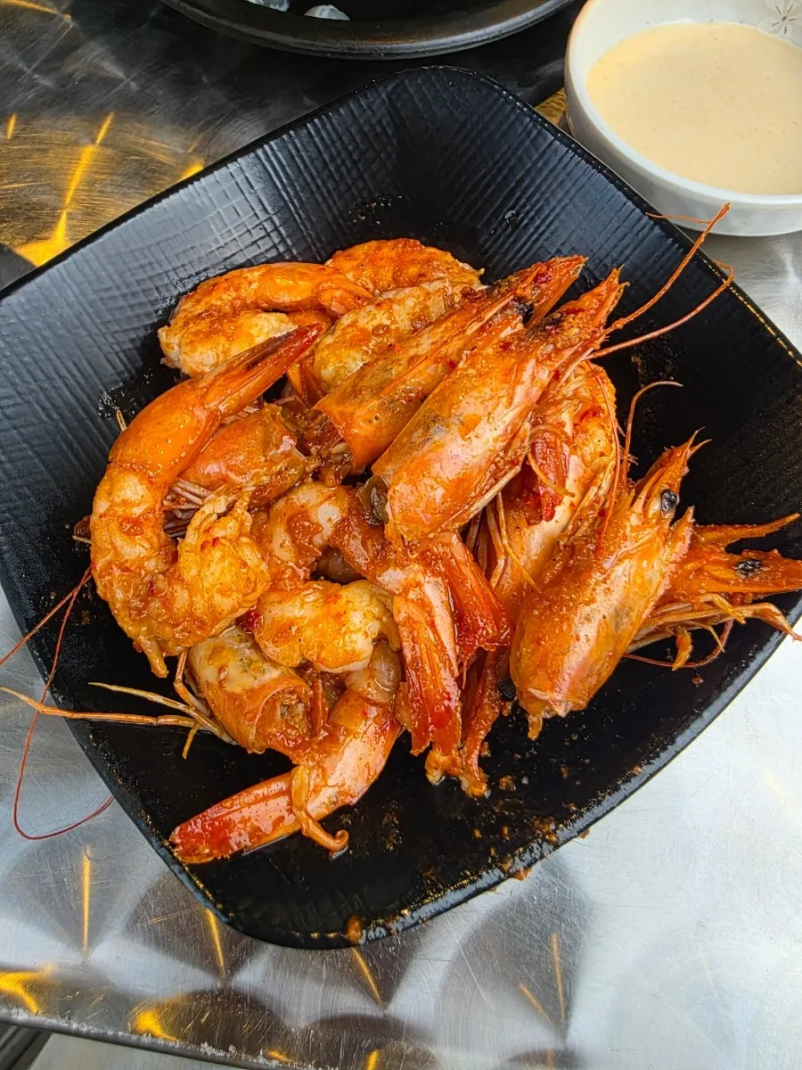 다 익혀 따로 모아둔 통새우