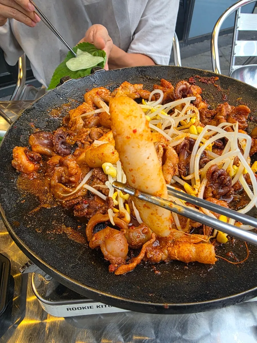 콩나물을 넣고 볶는 철판 쭈삼새