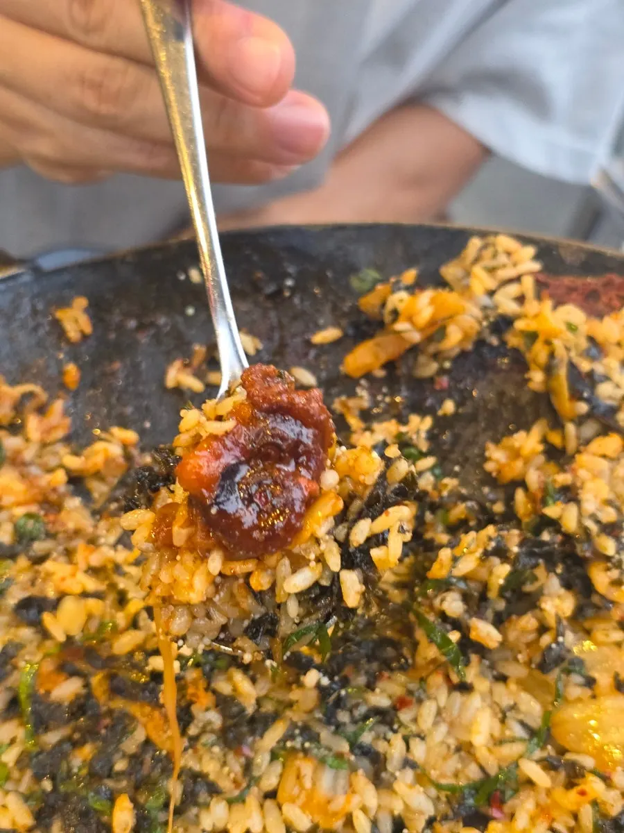 볶음밥 위에 올린 쭈꾸미 한 점