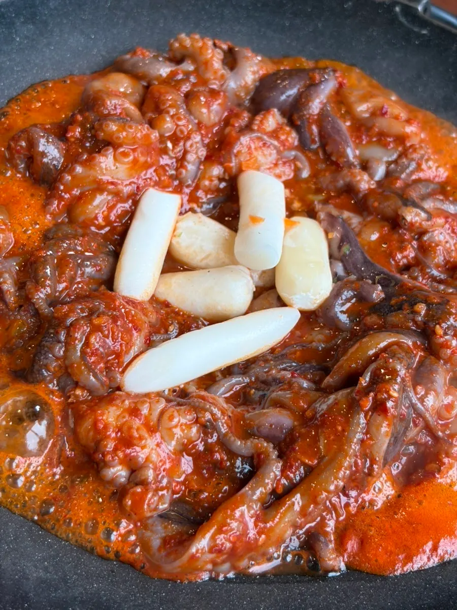 Mild-spice octopus for two on the hot plate