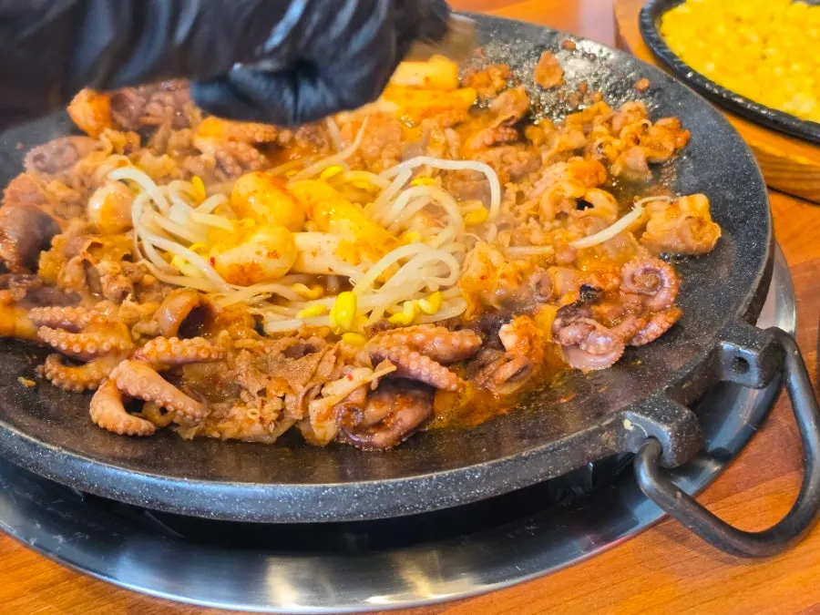 테이블에 놓인 철판 조리 방법 안내