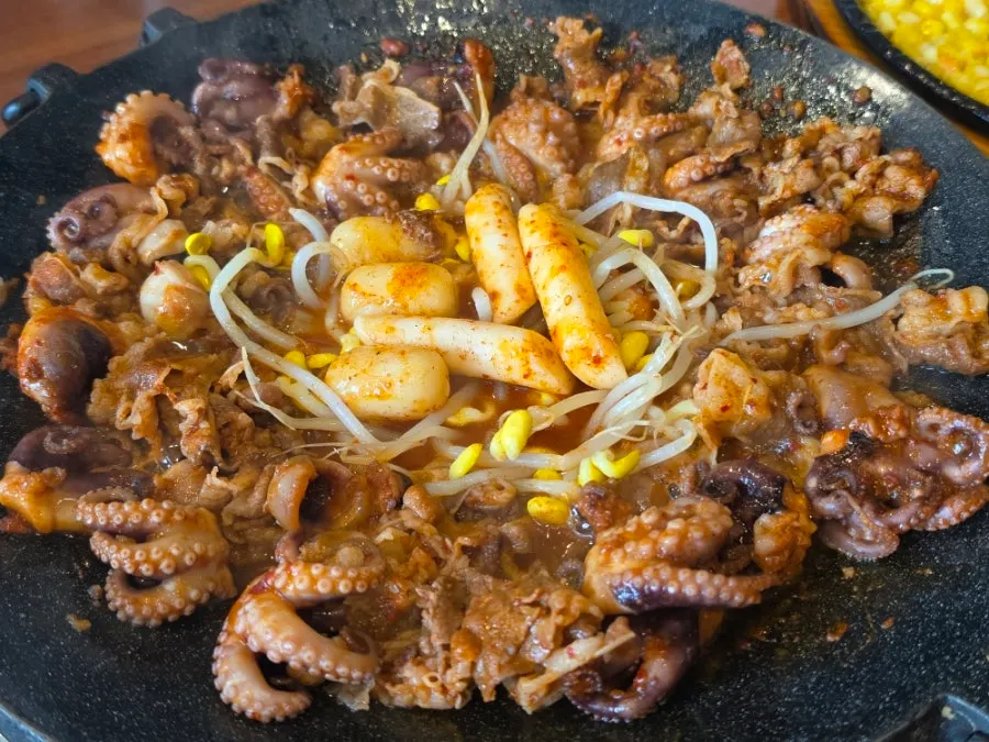 콩나물을 넣어 볶는 철판 쭈우삼