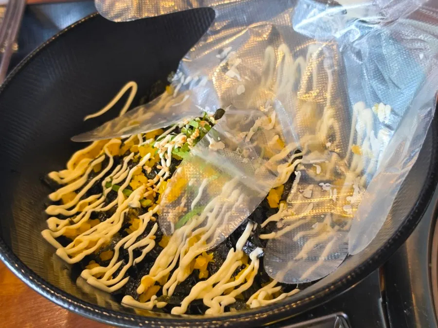 보통맛 양념에 볶아진 쭈꾸미와 우삼겹