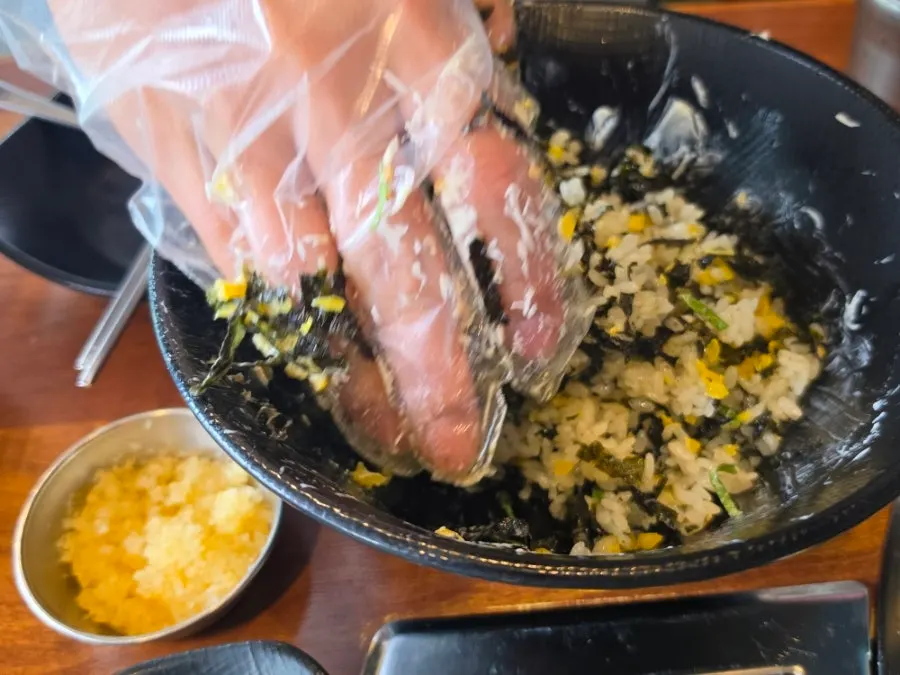떡과 함께 볶인 철판 쭈우삼 클로즈업