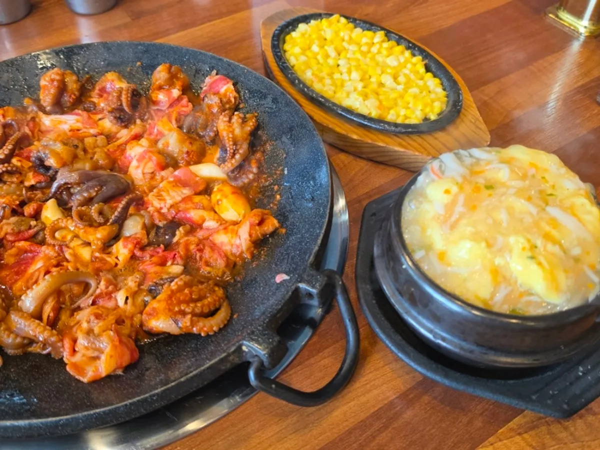 깻잎에 쭈우삼과 날치알을 올린 쌈