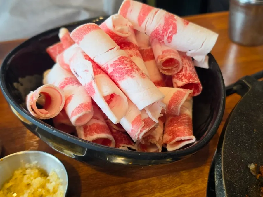 남은 양념에 추가한 우삼겹 사리