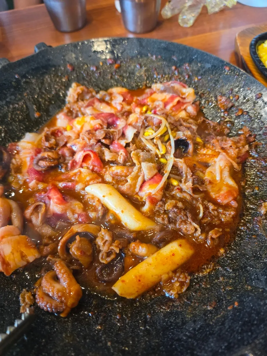 철판 가득 올라간 추가 우삼겹