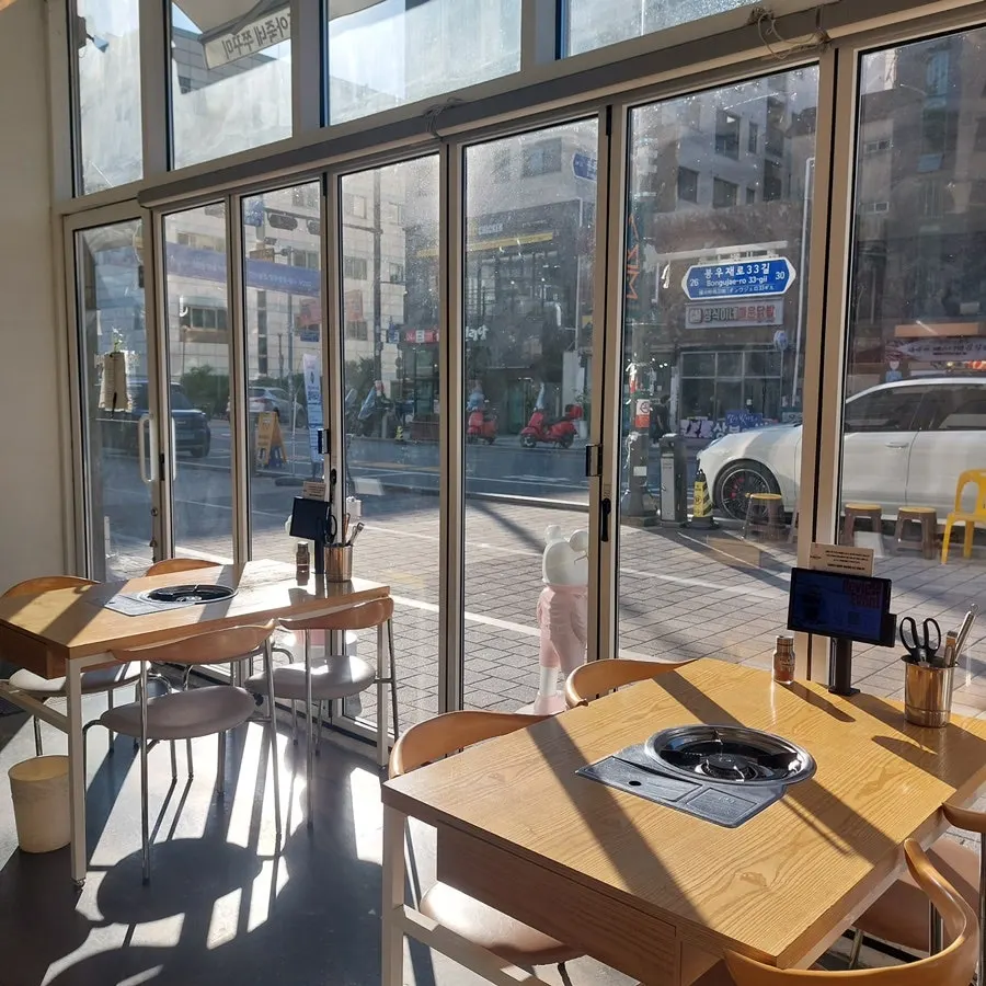 Round tables further inside with an old-school outdoor feel
