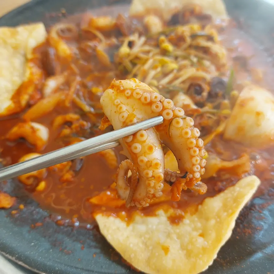 Finished spicy jjukkumi stir-fried by staff
