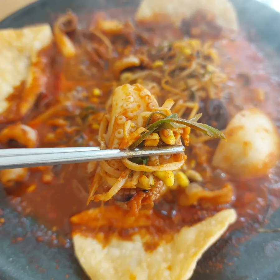 Perilla leaf ssam topped with roe and jjukkumi