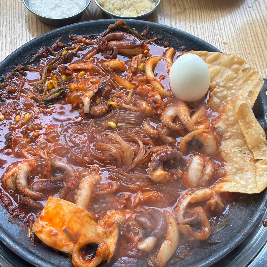Staff member cooking the jjukkumi stir-fry