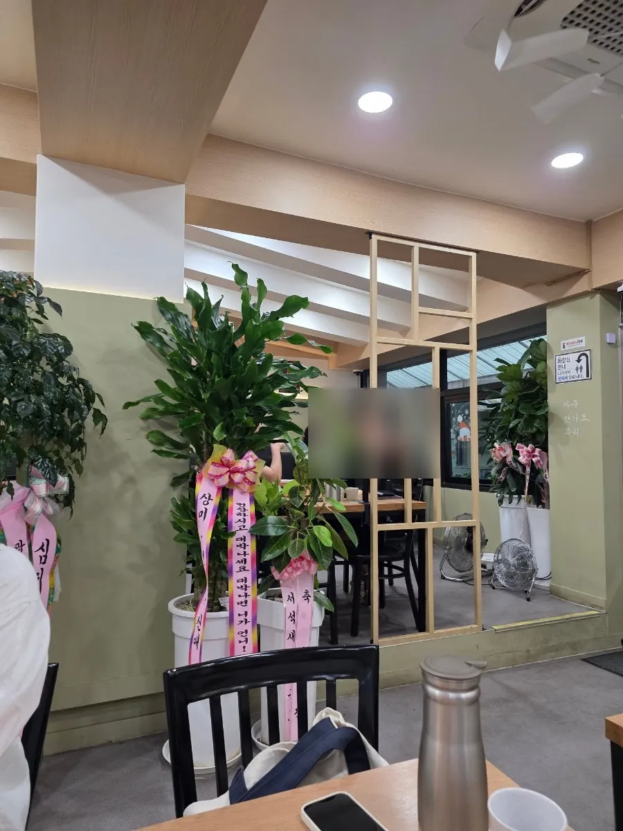 Inside Jjukkumi Sinnara during dinnertime
