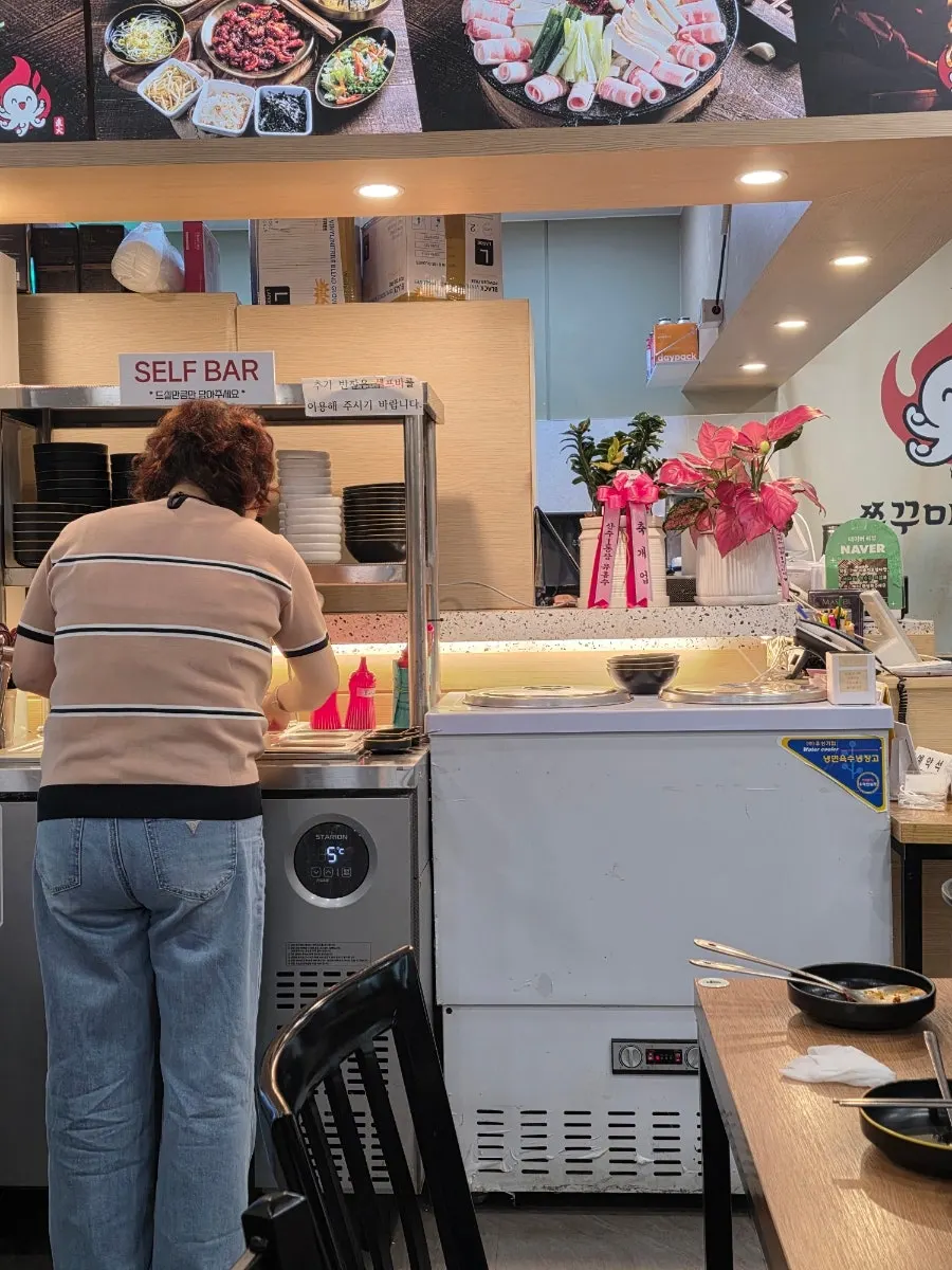 Sign explaining the medium jjukkumi samgyeop hot plate size