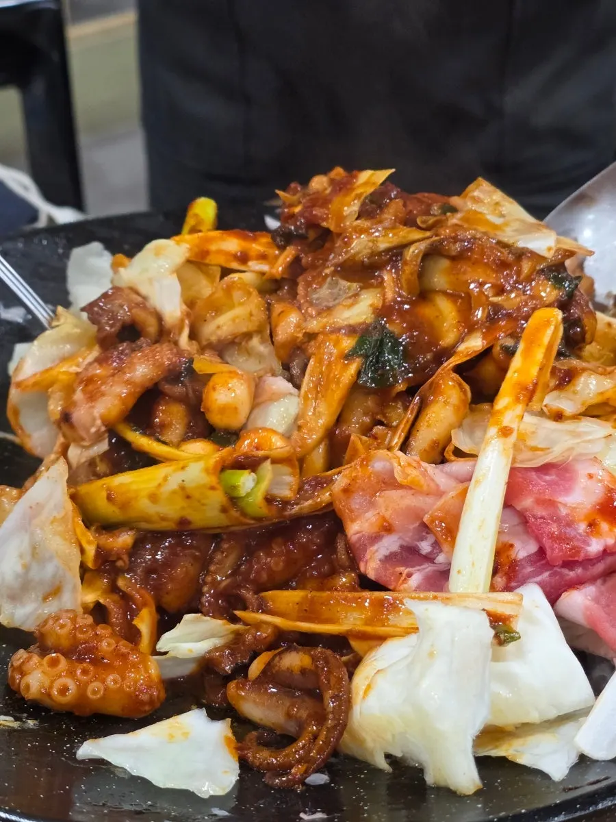 Jjukkumi samgyeop hot plate loaded with cabbage