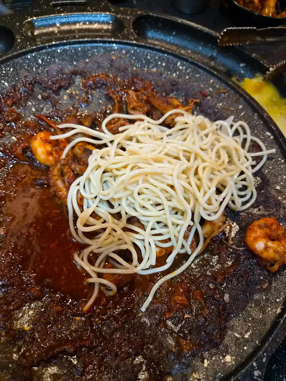 Spaghetti noodle sari stir-fried in octopus sauce