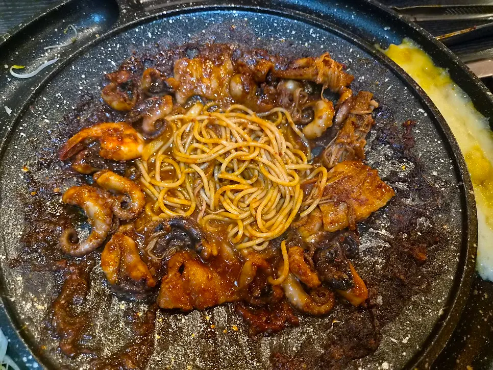 Plate of spicy spaghetti-like noodle sari