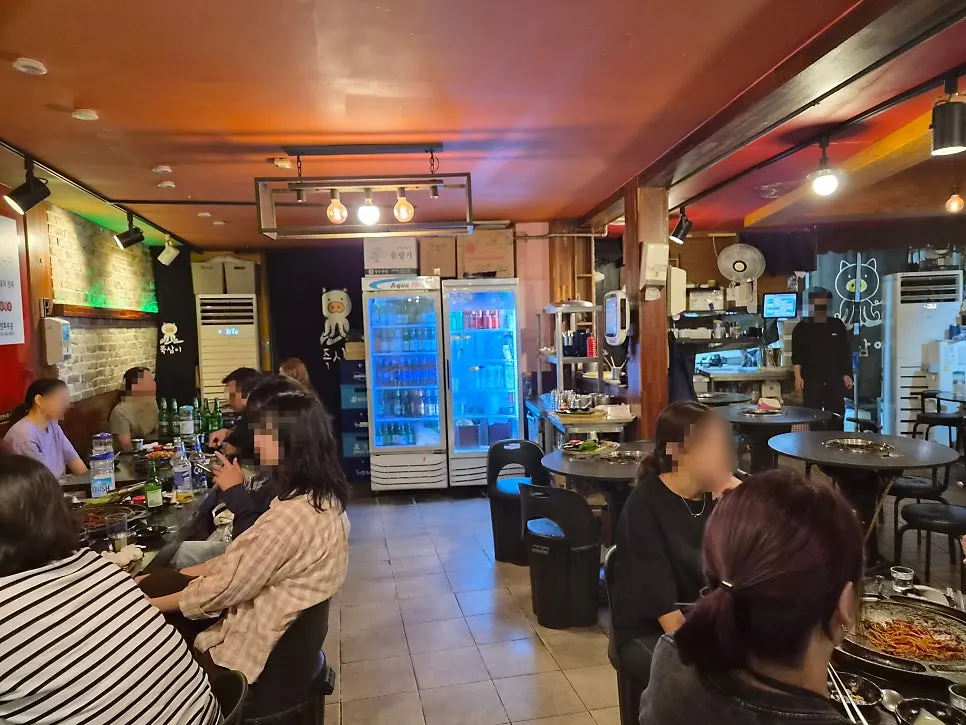 Evening atmosphere in the dining hall at Jjuksami Cheonho Main Branch