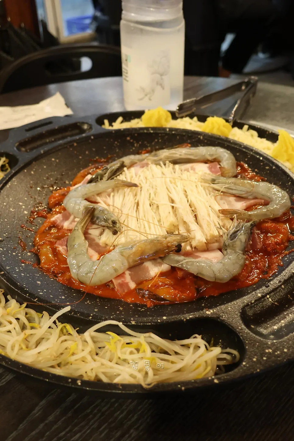 뚝배기 계란찜과 치즈옥수수 기본 반찬
