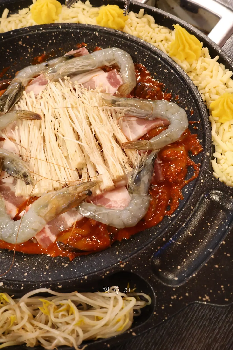 깻잎과 마늘, 쌈장이 담긴 쌈 접시