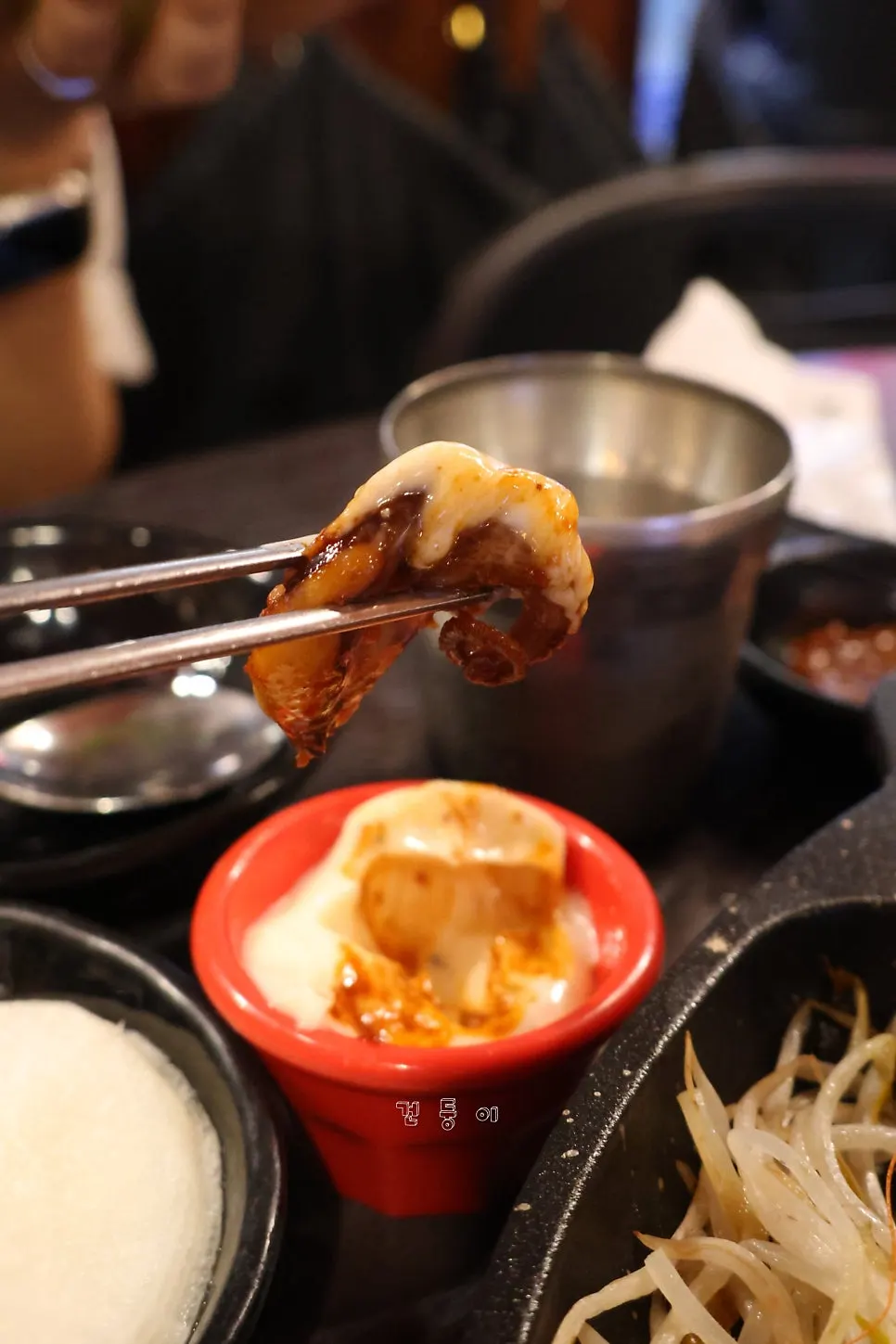 쭈꾸미와 새우, 삼겹살을 집어 올린 모습