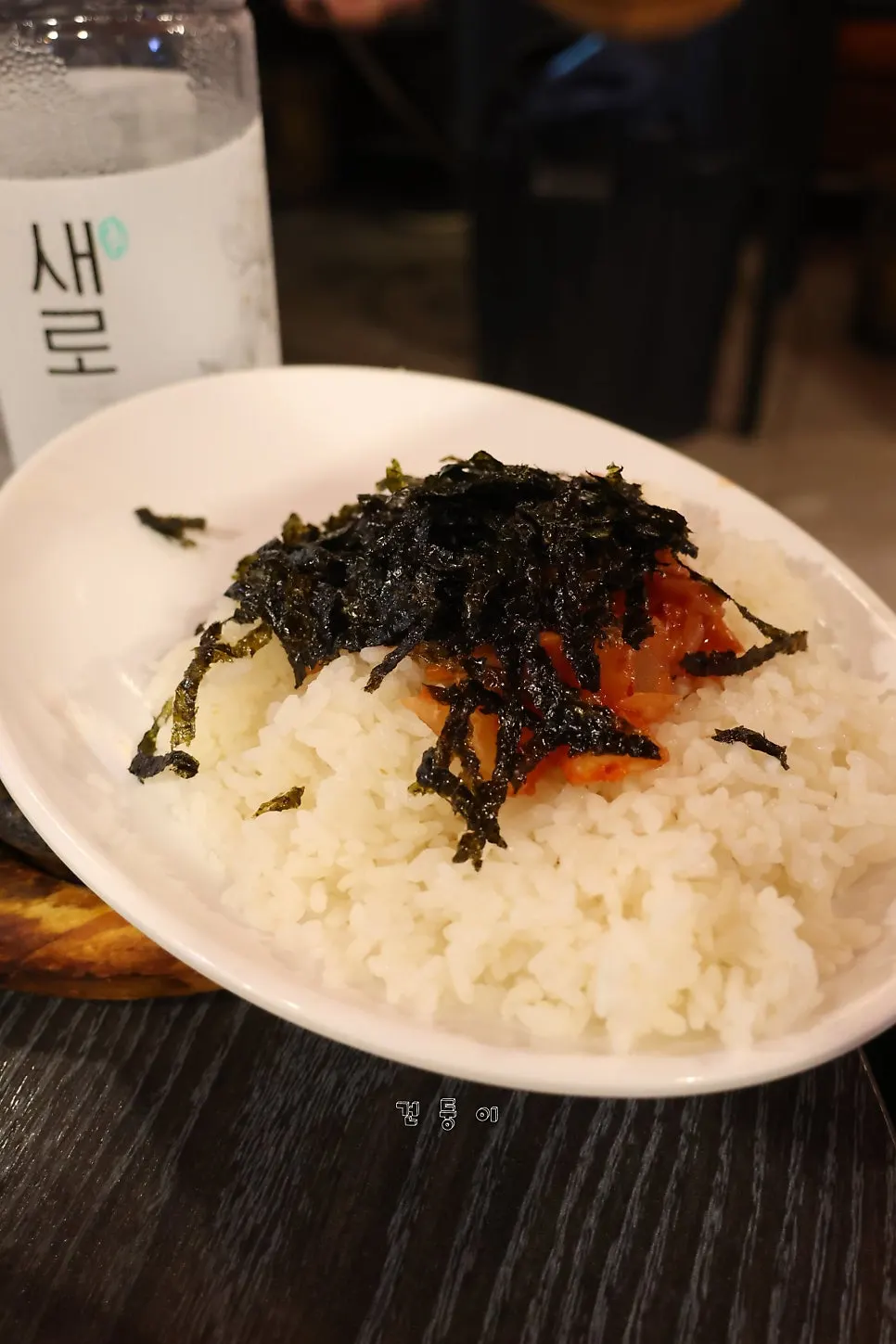 깻잎에 쭈꾸미와 삼겹살을 올린 쌈