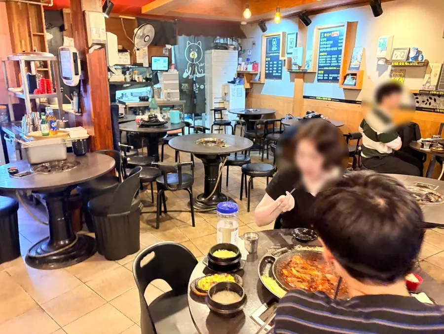 Jjuksami's interior already full of customers before 6pm