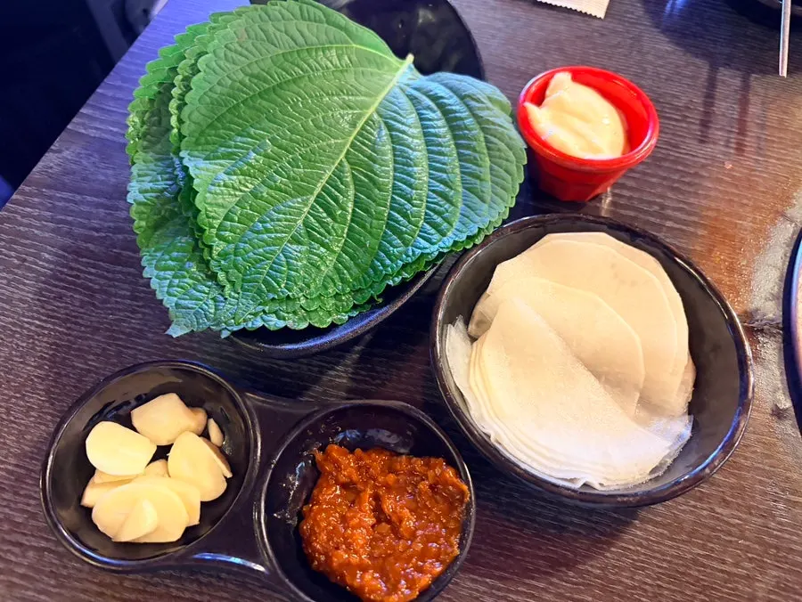 깻잎과 무쌈이 놓인 쭉삼이 기본 상차림