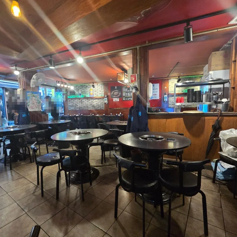 Round tables inside Jjuksami Cheonho Main Branch