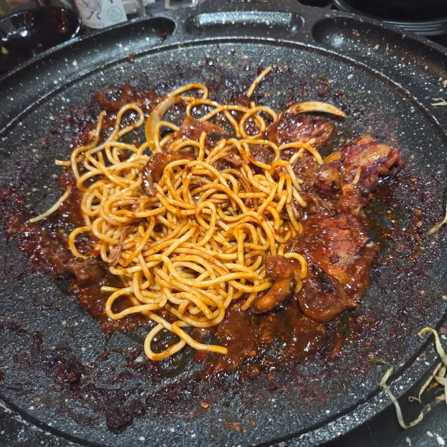 Free spaghetti noodle sari stir-fried in octopus sauce