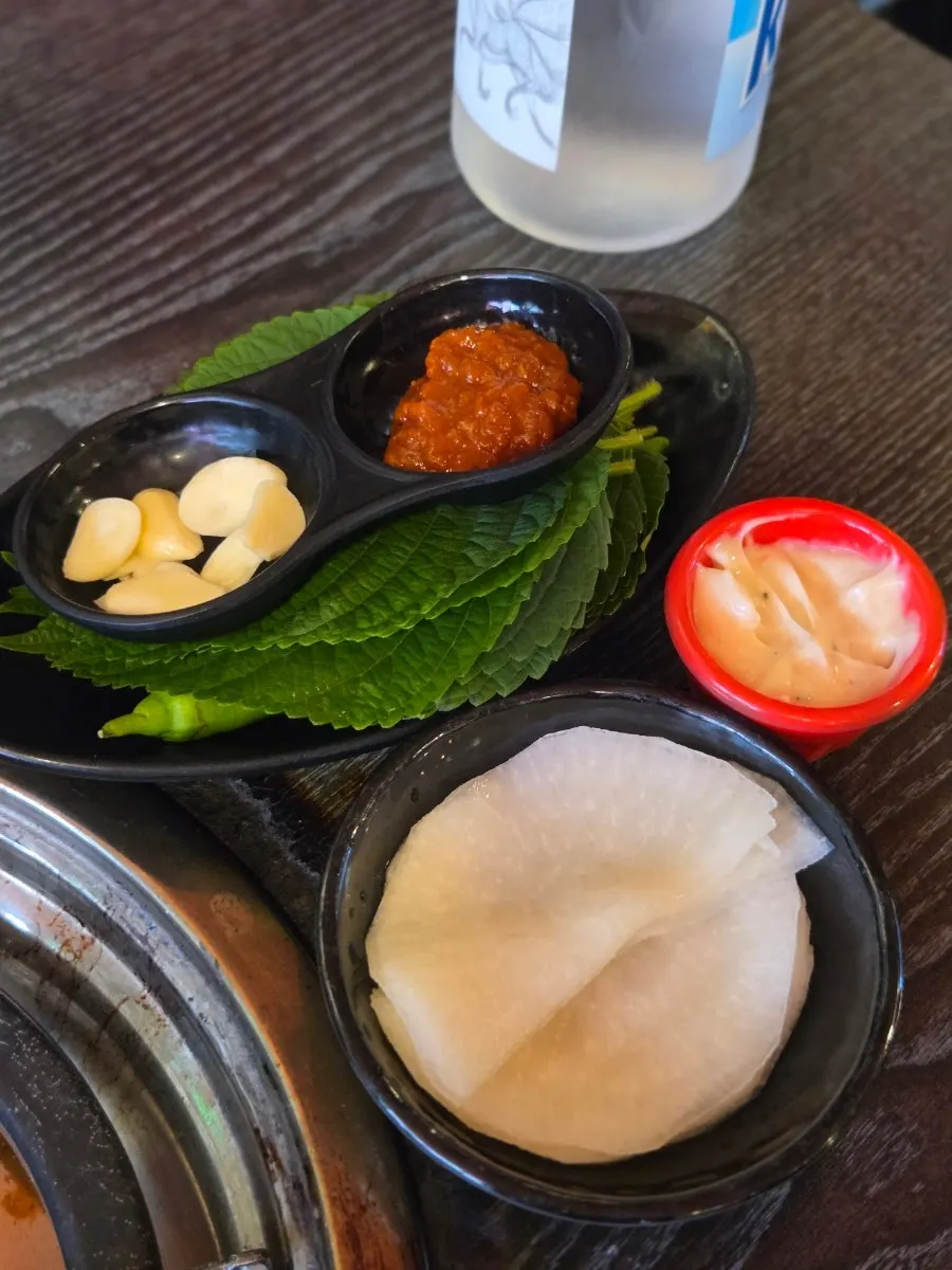 깻잎과 쌈무, 쌈장, 마늘, 누룽지 기본 상차림