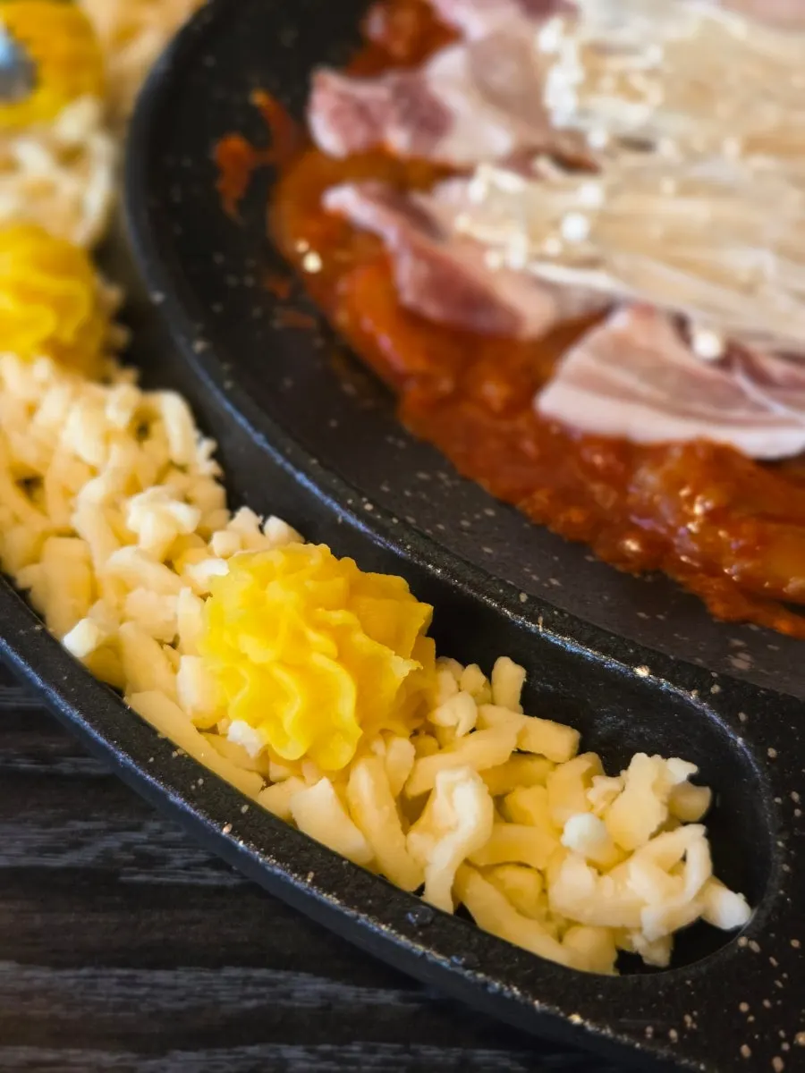 쭈꾸미삼겹살 2인분과 리치골드치즈판 세팅