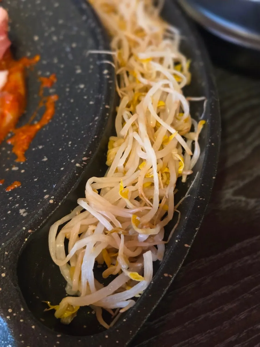 별도 칸에 담긴 모짜렐라치즈와 고구마무스, 숙주