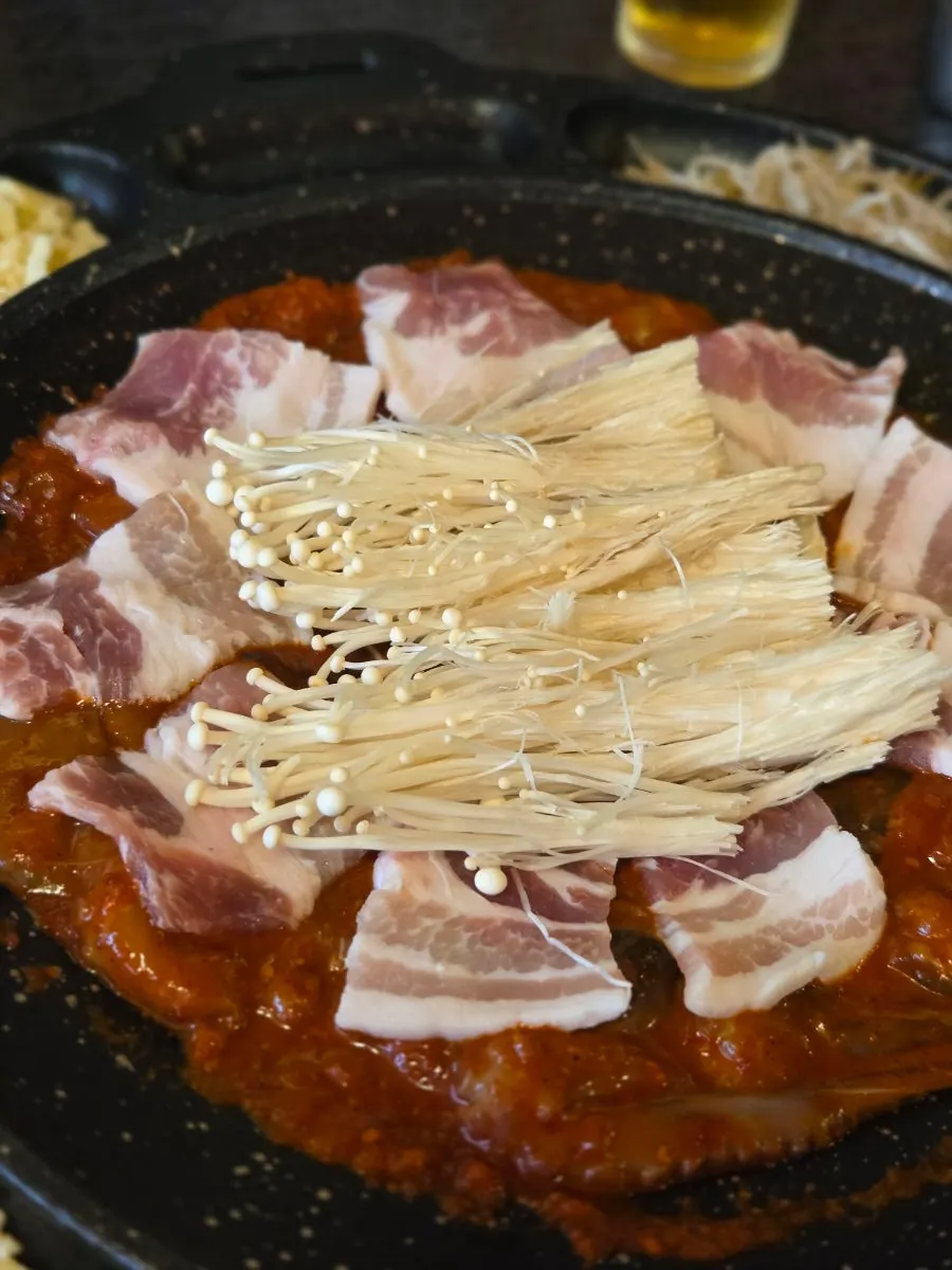 불에 올린 쭈꾸미판과 치즈판 클로즈업