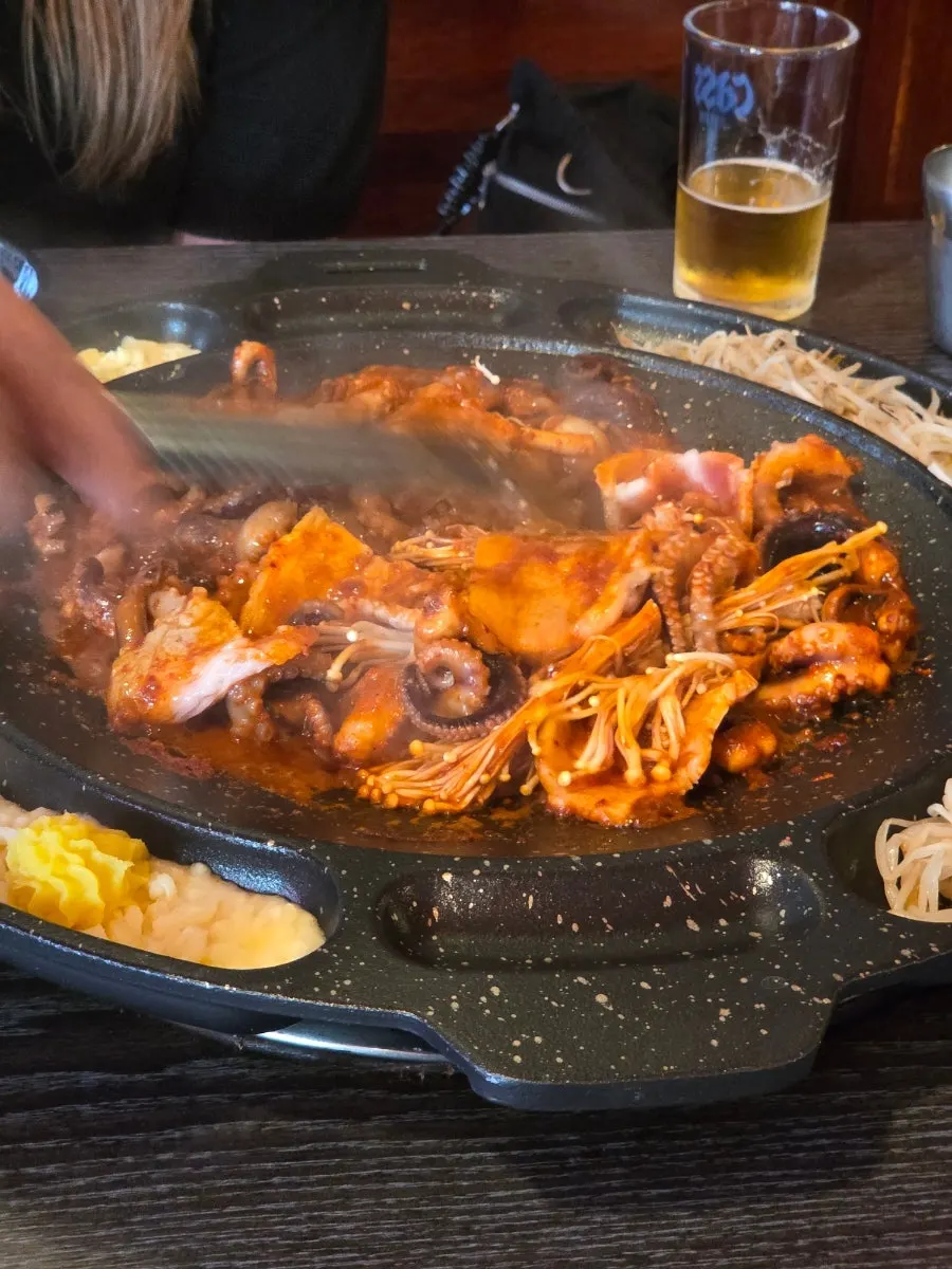 직원이 볶아주는 쭈꾸미삼겹살