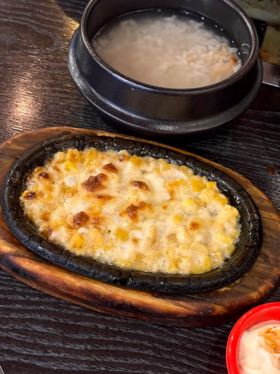 삼겹살과 팽이버섯이 올라간 쭈꾸미 철판