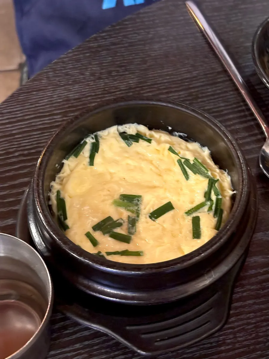 기본으로 나온 콘치즈와 누룽지, 계란찜 사이드