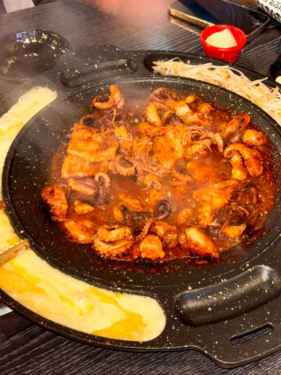 치즈에 묻혀 먹는 쭈꾸미 한 점