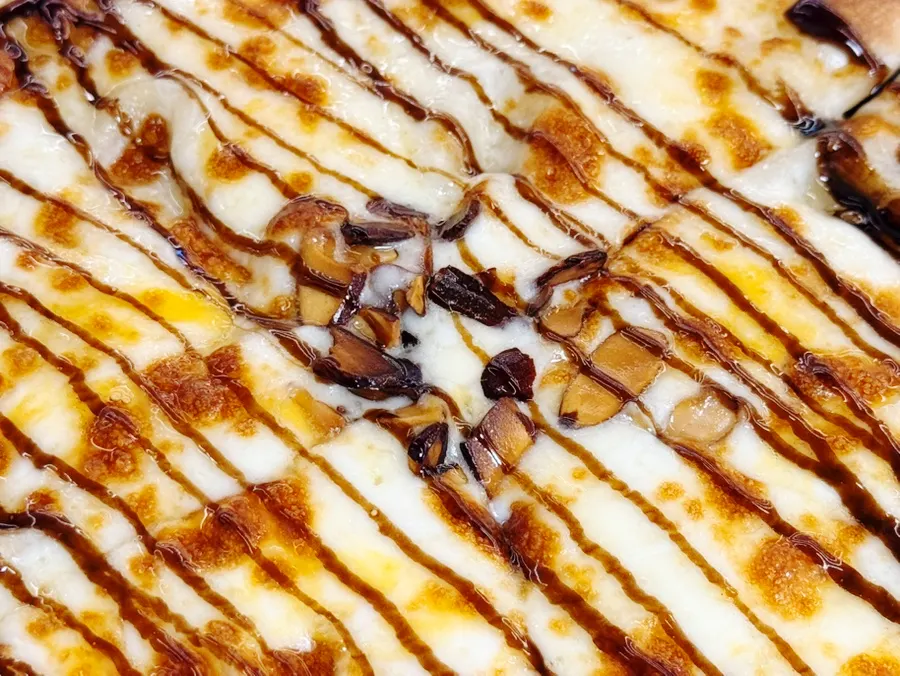 Cross-section of pizza with blended sauce
